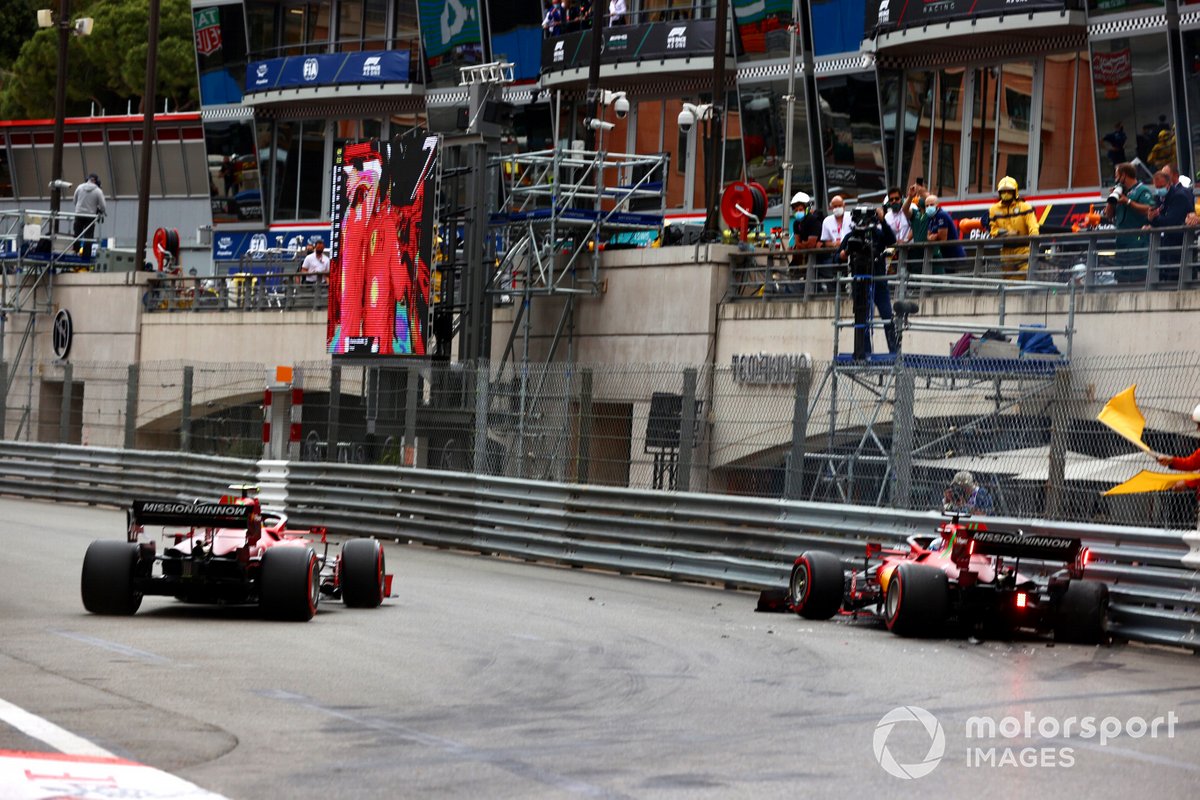 Carlos Sainz Jr., Ferrari SF21, pasa mientras Charles Leclerc, Ferrari SF21, choca al final de la clasificación