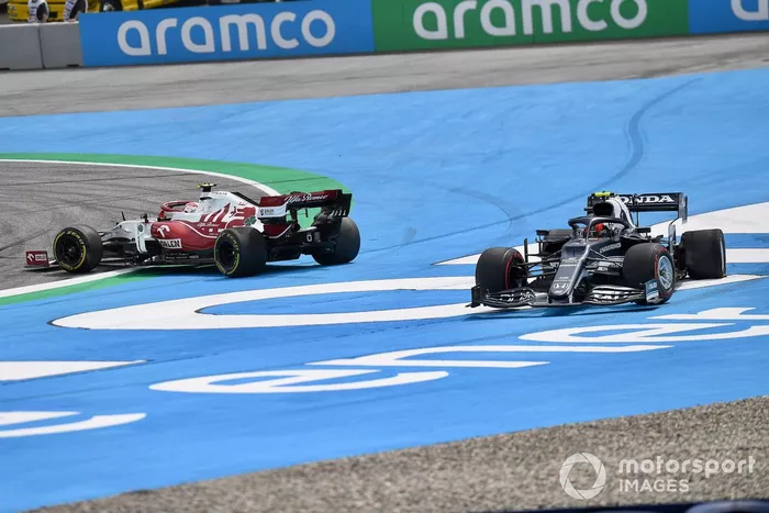 Pierre Gasly, AlphaTauri AT02, Antonio Giovinazzi, Alfa Romeo Racing C41, y Nicholas Latifi, Williams FW43B se tocan en la primera vuelta