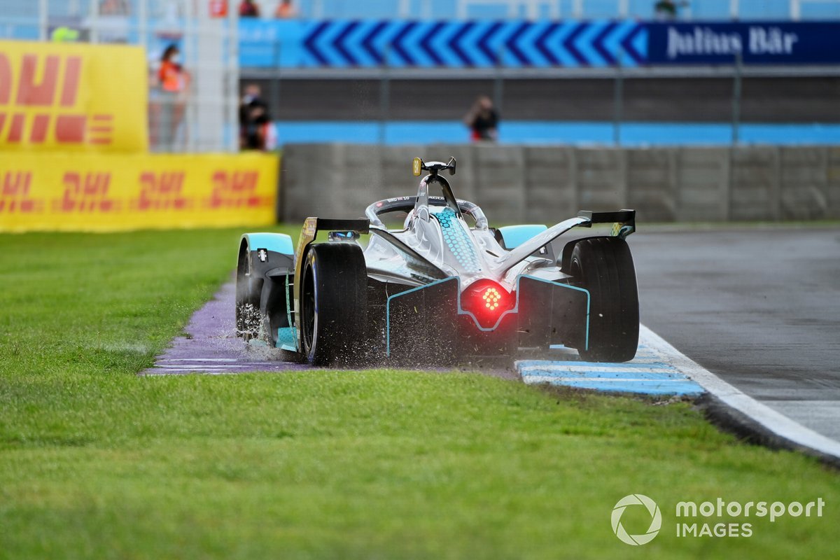 Sam Bird, Jaguar Racing, Jaguar I-TYPE 5, sort un peu large d'un virage