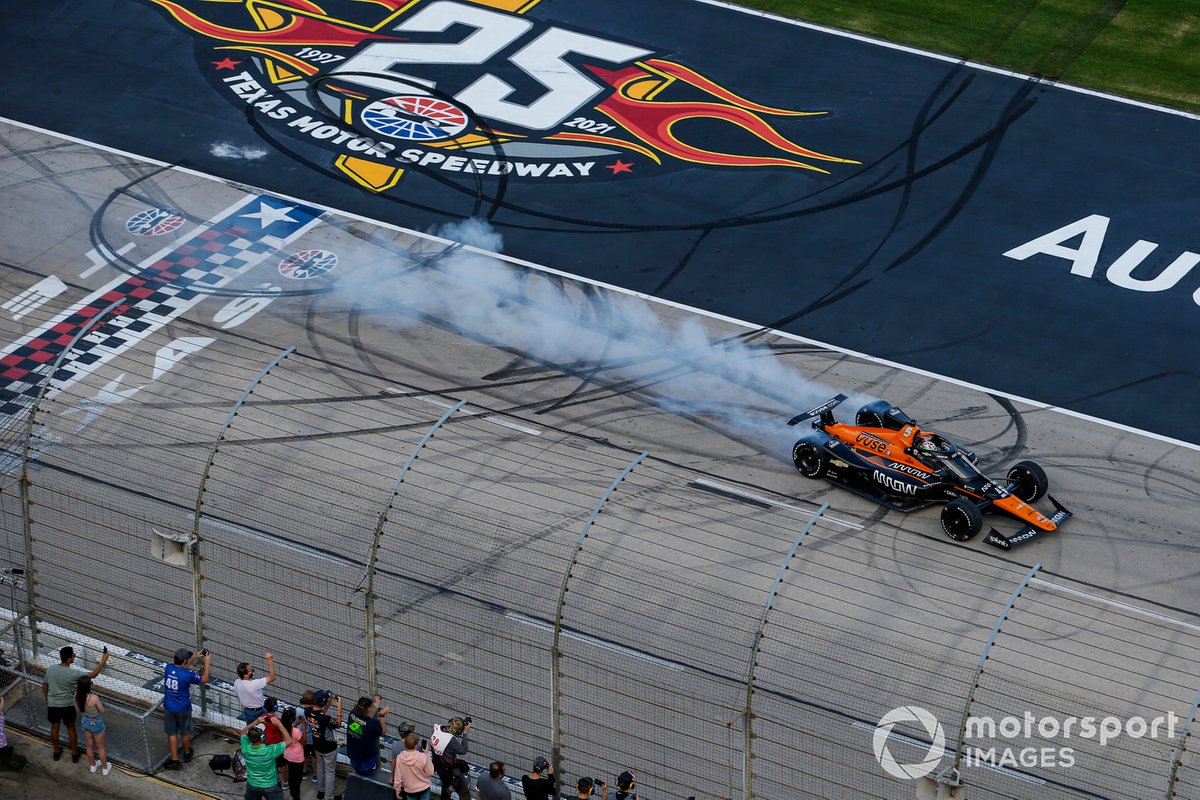 Patricio O'Ward, Arrow McLaren SP Chevrolet celebra la victoria en la XPEL 375 con unas donas en el piso