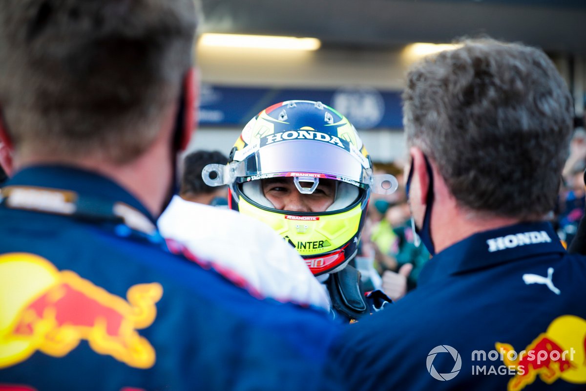 Sergio Pérez, Red Bull Racing, 1ª posición, celebra con su equipo en el Parc Ferme