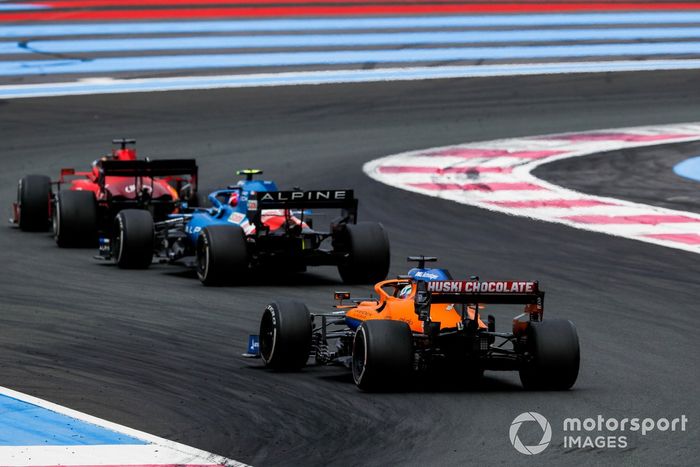 Charles Leclerc, Ferrari SF21, Esteban Ocon, Alpine A521, Daniel Ricciardo, McLaren MCL35M