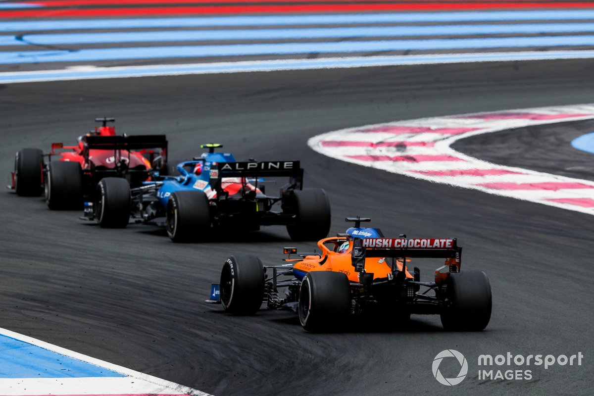 Charles Leclerc, Ferrari SF21, precede Esteban Ocon, Alpine A521, e Daniel Ricciardo, McLaren MCL35M