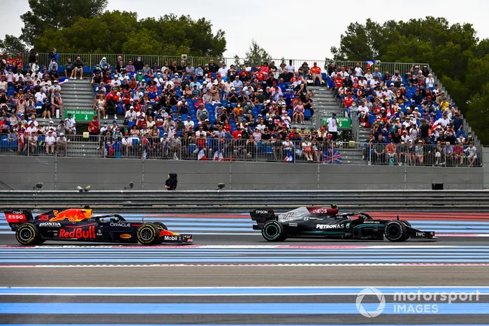 Max Verstappen, Red Bull Racing RB16B, Valtteri Bottas, Mercedes W12 