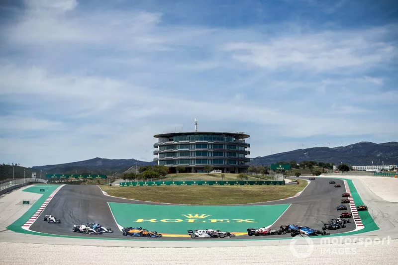 Daniel Ricciardo, McLaren MCL35M, Nicholas Latifi, Williams FW43B, Nikita Mazepin, Haas VF-21, e Mick Schumacher, Haas VF-21, seguono il gruppo alla partenza