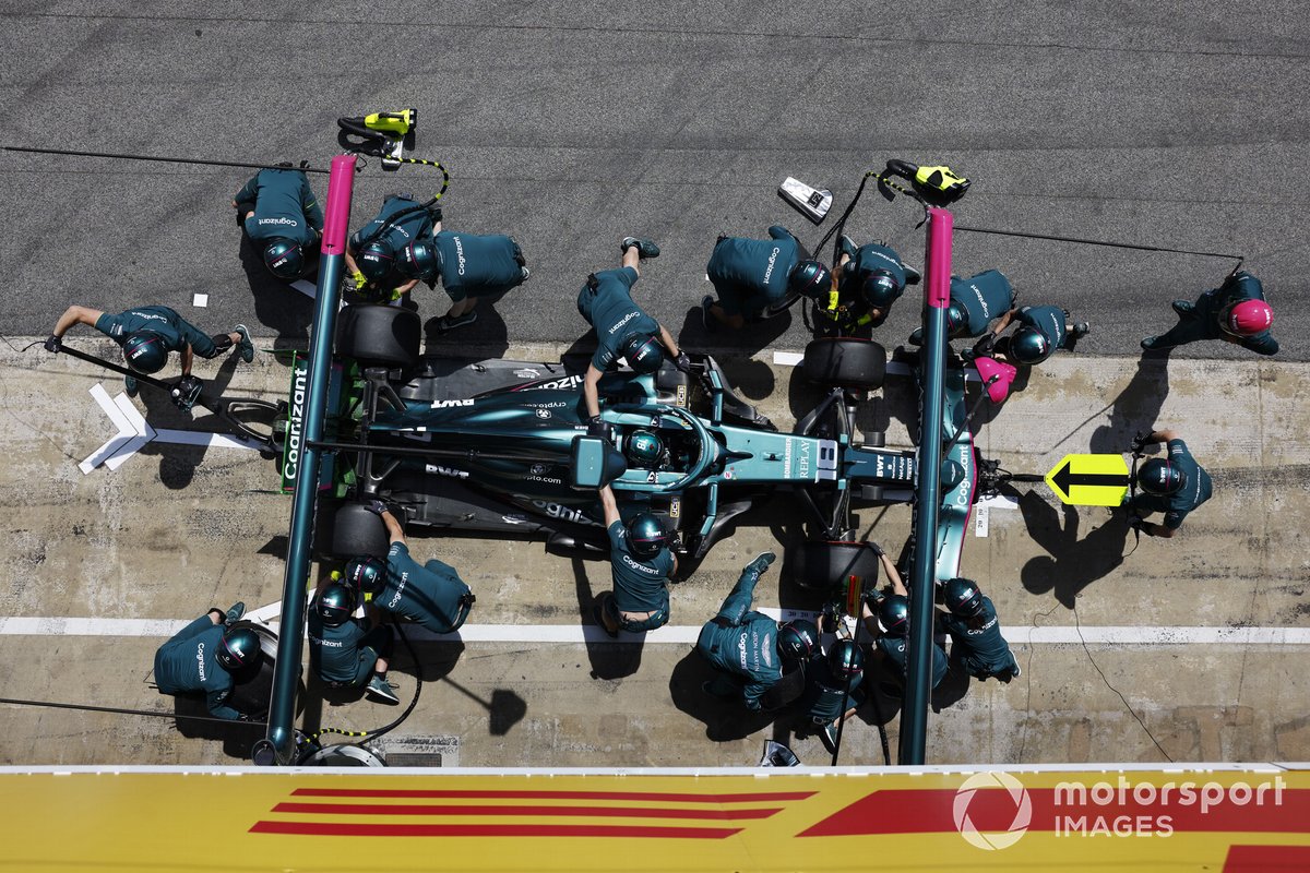 Lance Stroll, Aston Martin AMR21, effectue un arrêt au stand