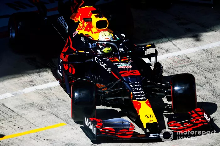 Max Verstappen, Red Bull Racing RB16B sale del garaje