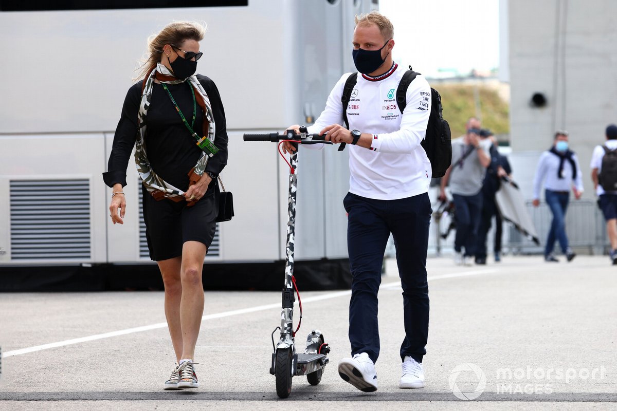 Tiffany Cromwell y Valtteri Bottas, Mercedes, en el paddock