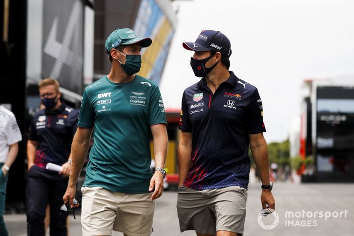 Sebastian Vettel, Aston Martin, Sergio Pérez, Red Bull Racing en el paddock