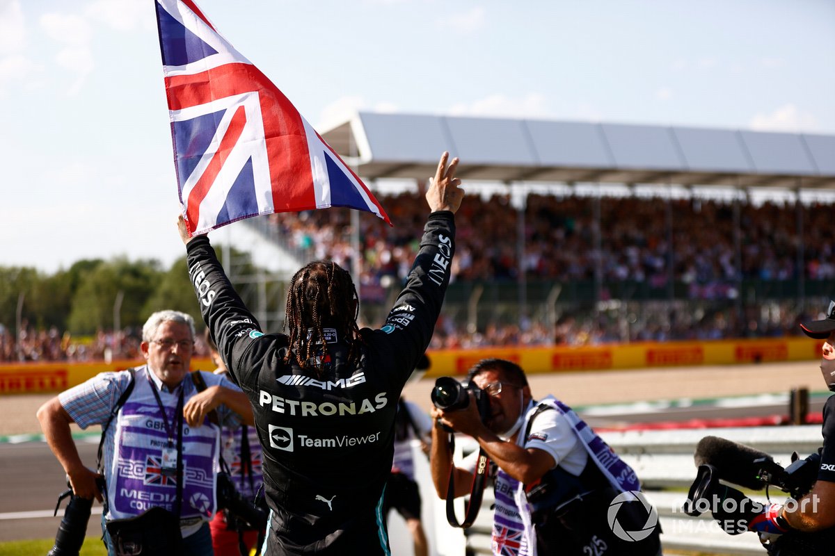 Lewis Hamilton, Mercedes, primo classificato, festeggia dopo la gara sventolando la bandiera della Gran Bretagna