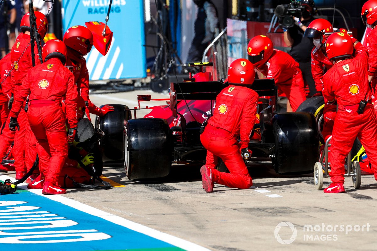 Charles Leclerc, Ferrari SF21, nei box