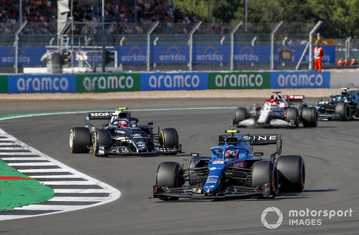 Esteban Ocon, Alpine A521, Pierre Gasly, AlphaTauri AT02, and Kimi Raikkonen, Alfa Romeo Racing C41, saat turun di Sprint Race F1 GP Inggris di Sirkuit Silverstone, Sabtu (17/7/2021).