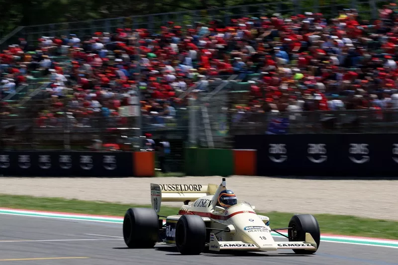 Thierry Boutsen conduit son Arrows A8 pour la présentation de la voiture de F1