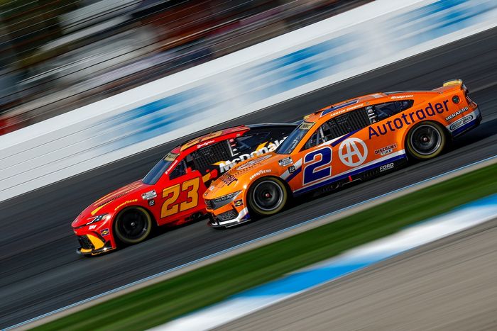 Bubba Wallace, 23XI Racing Toyota, Austin Cindric, Team Penske Ford