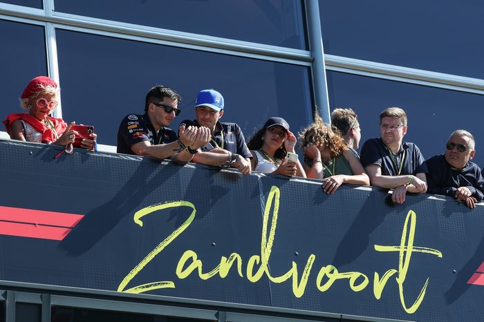 Los aficionados observan desde un balcón