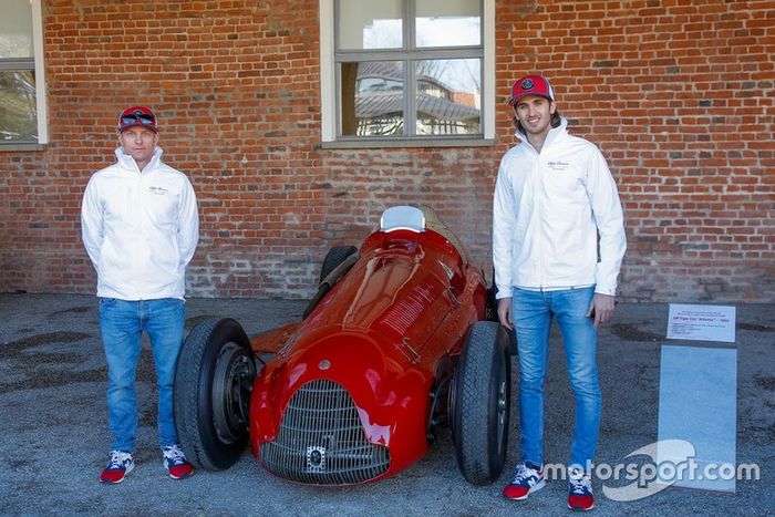 Antonio Giovinazzi, Alfa Romeo Racing y Kimi Raikkonen, Alfa Romeo Racing, posando con un GP Tipo 159
