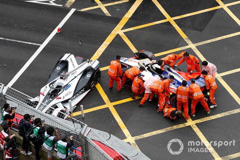 I marshal lavorano per spostare la vettura di Pascal Wehrlein, Mahindra Racing, M5 Electro dalla pista