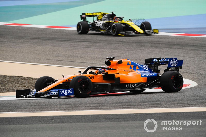 Carlos Sainz Jr., McLaren MCL34 and Jack Aitken, Renault R.S. 19