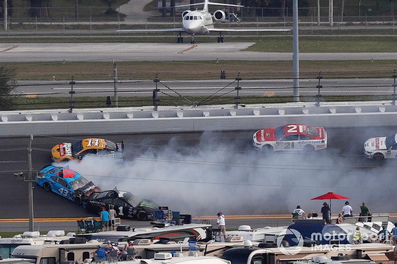 Crash: Kurt Busch, Chip Ganassi Racing Chevrolet; Darrell Wallace Jr., Richard Petty Motorsports Chevrolet