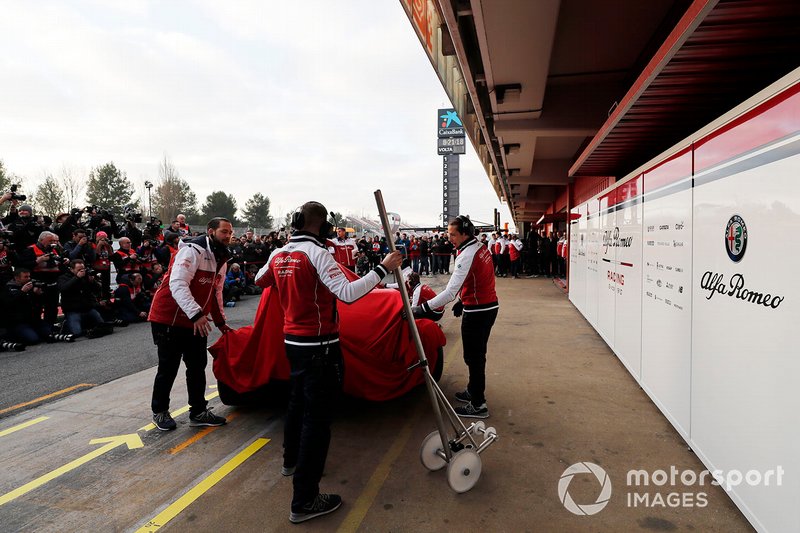 Mecánicos de Alfa Romeo Racing mechanics con el nuevo Alfa Romeo Racing C38