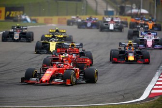 Charles Leclerc, Ferrari SF90, voor Sebastian Vettel, Ferrari SF90, Max Verstappen, Red Bull Racing RB15, Pierre Gasly, Red Bull Racing RB15, en Daniel Ricciardo, Renault F1 Team R.S.19