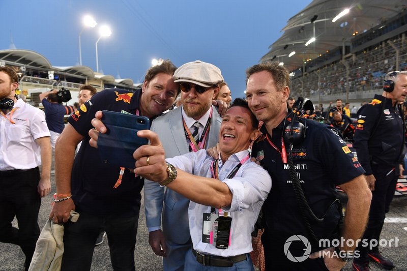James Martin de Red Bull, el actor y director Guy Ritchie, el jinete Frankie Dettori, y Christian Horner