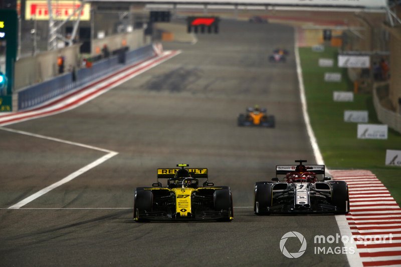 Nico Hulkenberg, Renault R.S. 19, lotta con Kimi Raikkonen, Alfa Romeo Racing C38