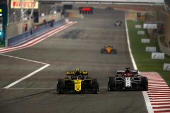 Nico Hulkenberg, Renault R.S. 19 en Kimi Raikkonen, Alfa Romeo Racing C38