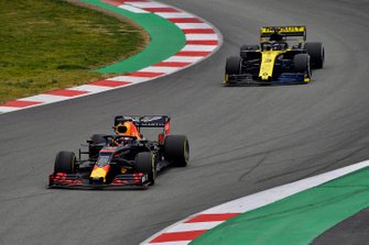 Max Verstappen, Red Bull Racing RB15, voor Daniel Ricciardo, Renault R.S.19