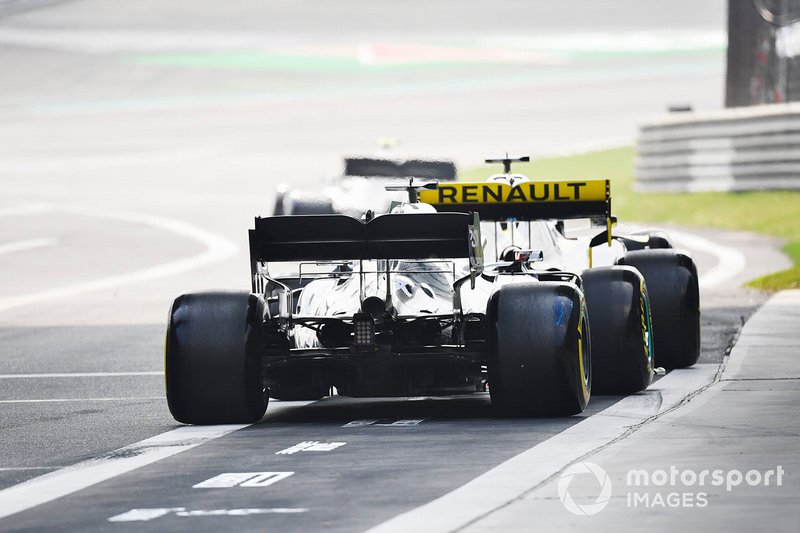 Daniel Ricciardo, Renault F1 Team R.S.19, y Lewis Hamilton, Mercedes AMG F1 W10