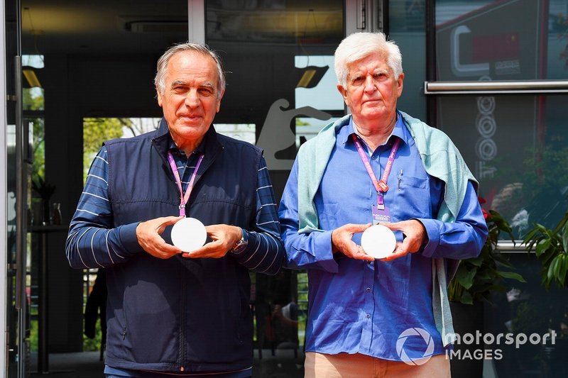 Giorgio Piola ve Roger Benoit, F1 1000. yarış sikkesini tanıtıyor