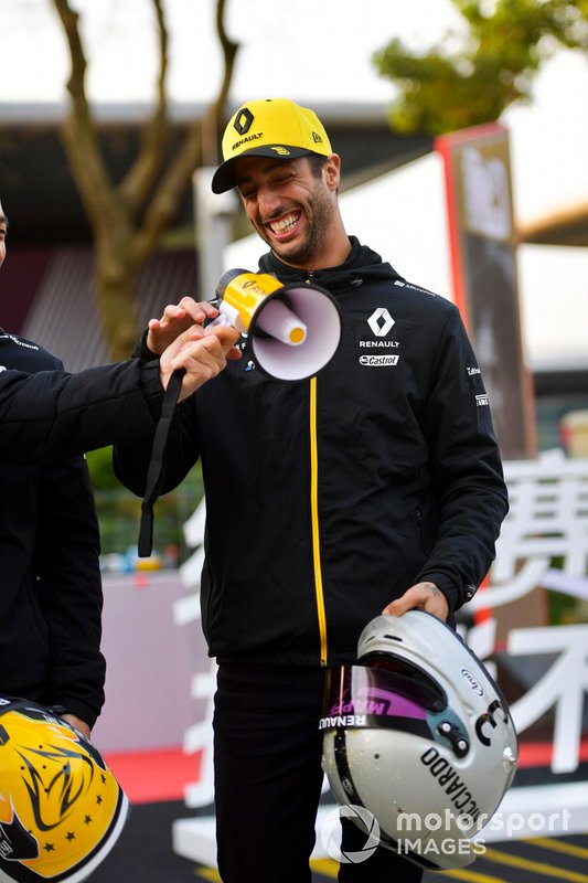 Daniel Ricciardo com capacete do GP 1000 da F1