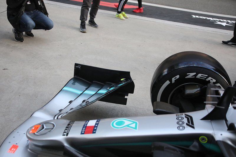 Detalle del alerón delantero del Mercedes AMG F1 W10 