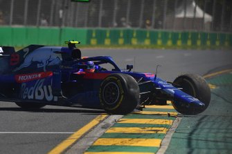 Alexander Albon, Toro Rosso STR14, na crash