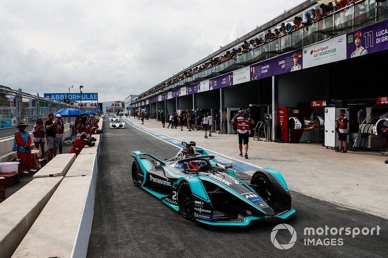Mitch Evans, Panasonic Jaguar Racing, Jaguar I-Type 3, lascia i box dopo la bandiera rossa
