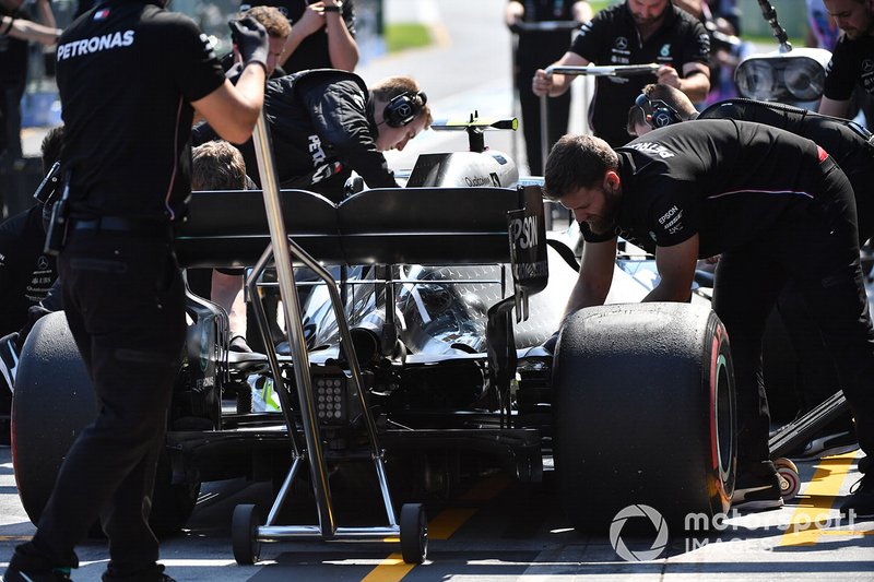 Mecánico de Mercedes trabaja en el coche de Valtteri Bottas, Mercedes AMG W10