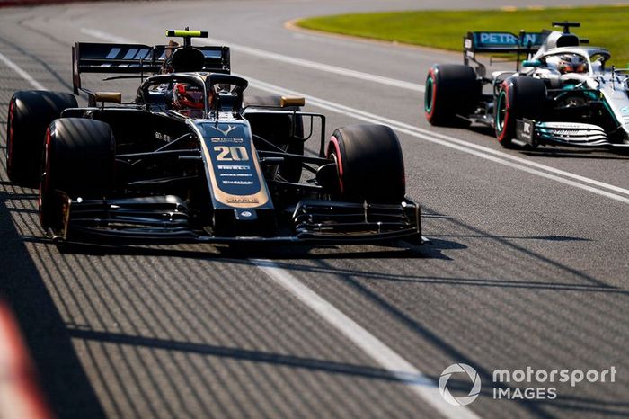 Kevin Magnussen, Haas F1 Team VF-19, Lewis Hamilton, Mercedes AMG F1 W10