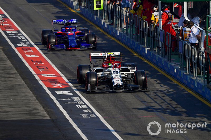 Antonio Giovinazzi, Alfa Romeo Racing C38, precede Daniil Kvyat, Toro Rosso STR14, nella pit lane