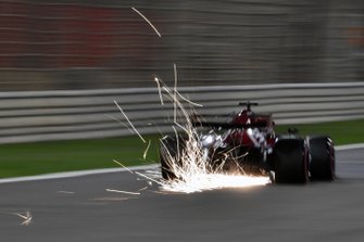 Kimi Raikkonen, Alfa Romeo Racing C38 kıvılcımlar saçıyor