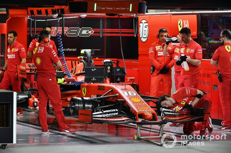 Meccanici a lavoro sulla monoposto di Charles Leclerc, Ferrari SF90, nel box