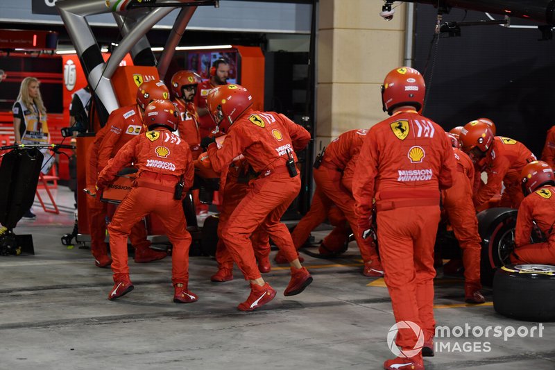 Sebastian Vettel, Ferrari SF90, hace una parada en boxes para sustituir su alerón delantero.