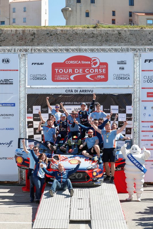 Podio: i vincitori Thierry Neuville, Nicolas Gilsoul, Hyundai Motorsport Hyundai i20 Coupe WRC con il team