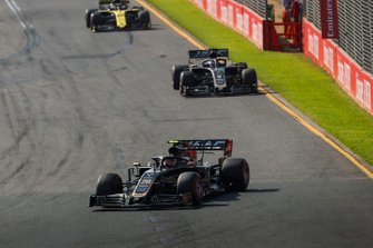 Kevin Magnussen, Haas F1 Team VF-19, voor Romain Grosjean, Haas F1 Team VF-19, en Nico Hulkenberg, Renault F1 Team R.S. 19