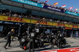 Kevin Magnussen, Haas F1 Team VF-19, makes a pit stop