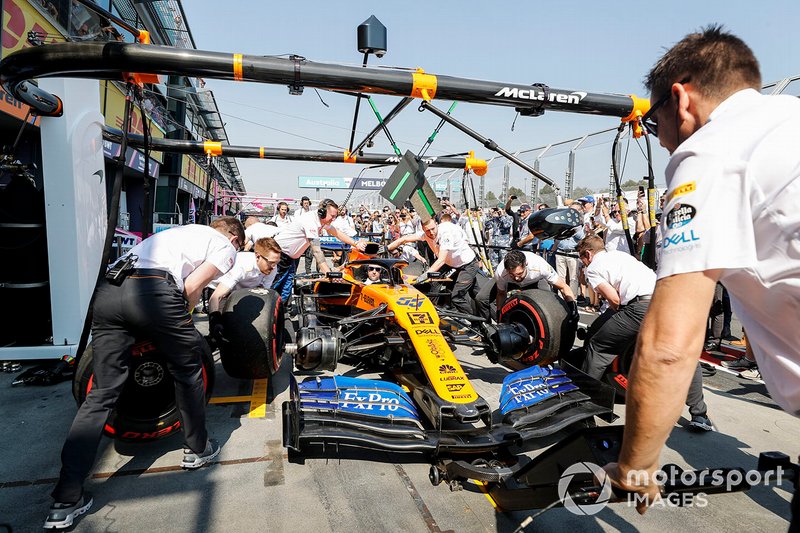 Mecánicos con el coche de Carlos Sainz Jr., McLaren MCL34