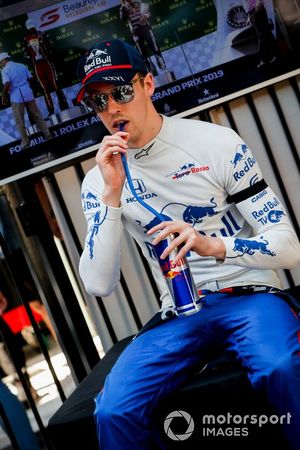 Daniil Kvyat, Toro Rosso avec un brassard noir en hommage à Charlie Whiting