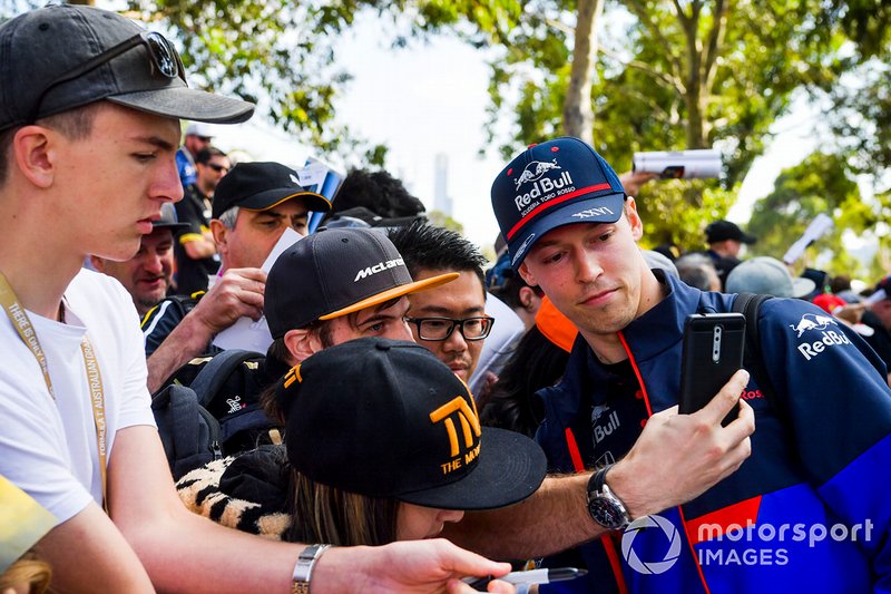 Daniil Kvyat, Toro Rosso signs a autograph for a fan