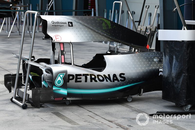 Mercedes W10: Motorhaube und Seitenkästen