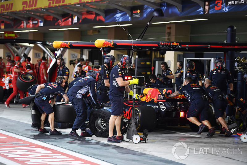 Daniel Ricciardo, Red Bull Racing RB13 pit stop