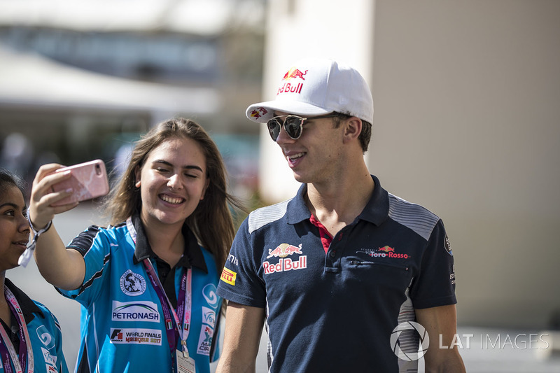 Pierre Gasly, Scuderia Toro Rosso fans selfie